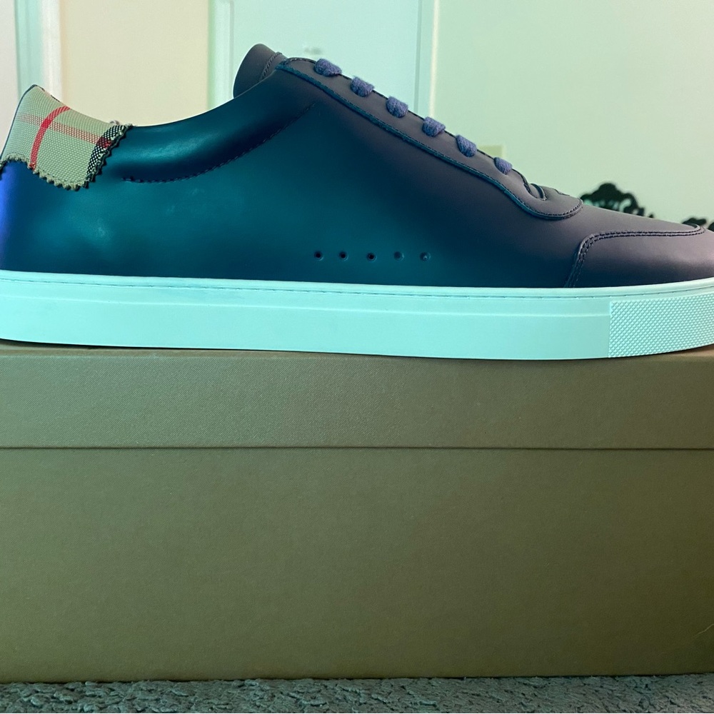 Burberry Robyn low top lace up sneaker size UK 13